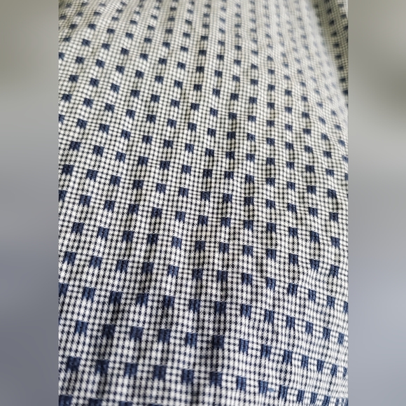 Van Heusen Men's Size Large (Neck 16 - 16.5) Navy and Blue Patterned Button Down - Picture 4 of 6